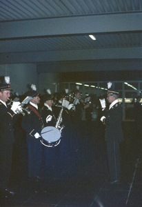 801519 Afbeelding van het N.S.-harmonieorkest tijdens de opening van de Traverse van het N.S.-station Utrecht C.S. te ...